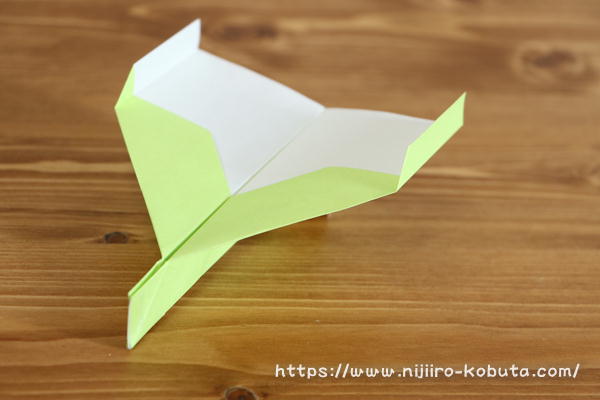 正方形 折り紙で作るよく飛ぶ紙飛行機の作り方特集 飛行確認済みのみ 虹色のコブタ
